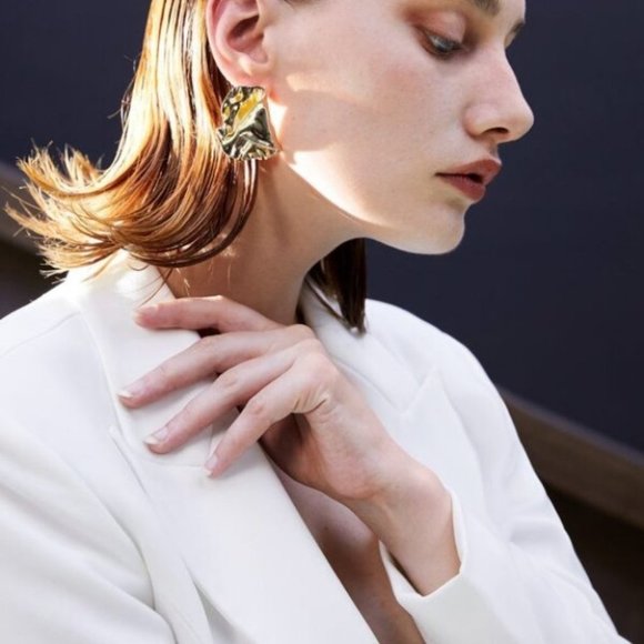 SEXY CONTEMPORARY Peak Neck Cut Out Single Button - Picture 13 of 16